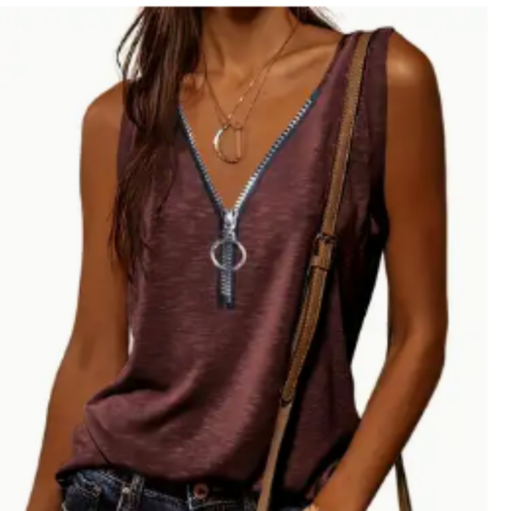 💜5/$25.00💜New Large Red Zippered Tank Top with V-Neck